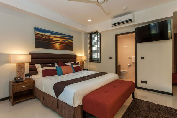 Double room at The Somerset Hotel, Malé, with a queen bed and desk