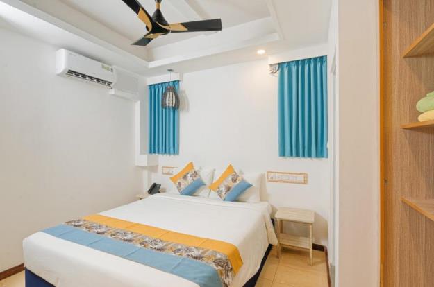 h78 Iru Hulhumalé, North Malé Atoll: Deluxe Double Room with a double bed, a ceiling fan, a pendant lamp and open shelves