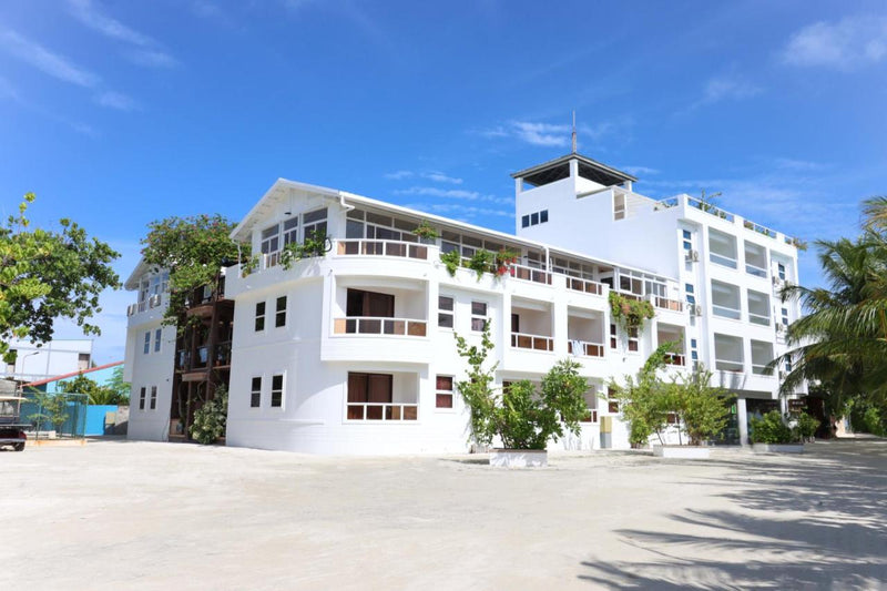 Front of Rashu Hiyaa hotel on Dhiffushi under a blue sky