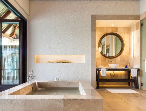The bathroom of a Water Suite with Private Pool at COMO Maalifushi.