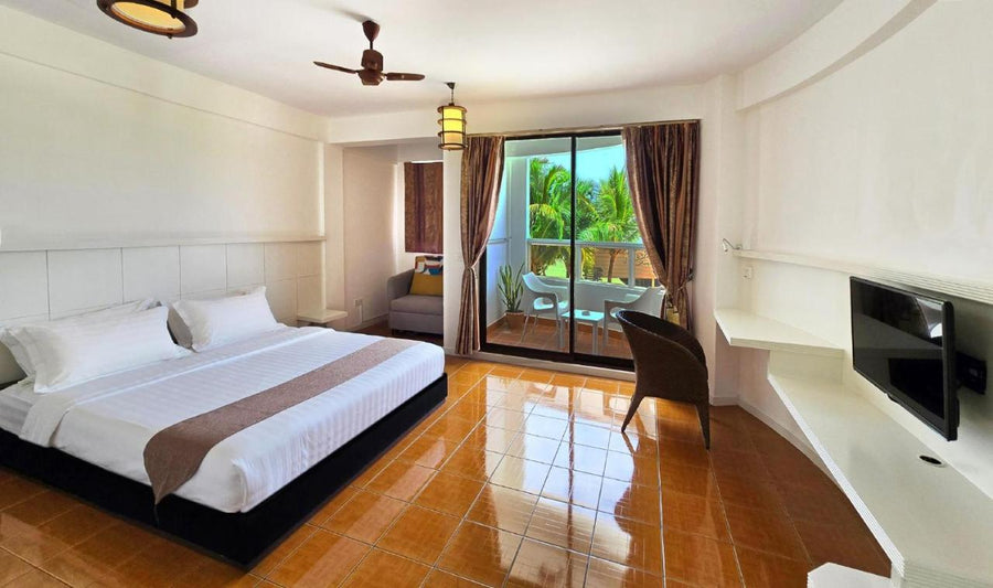 Double room at Rashu Hiyaa with a balcony door and ceiling fan