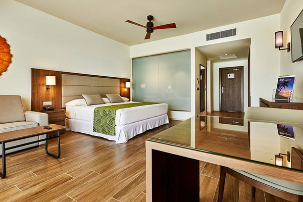 Another view of a Junior Suite at Hotel Riu Palace Maldivas.