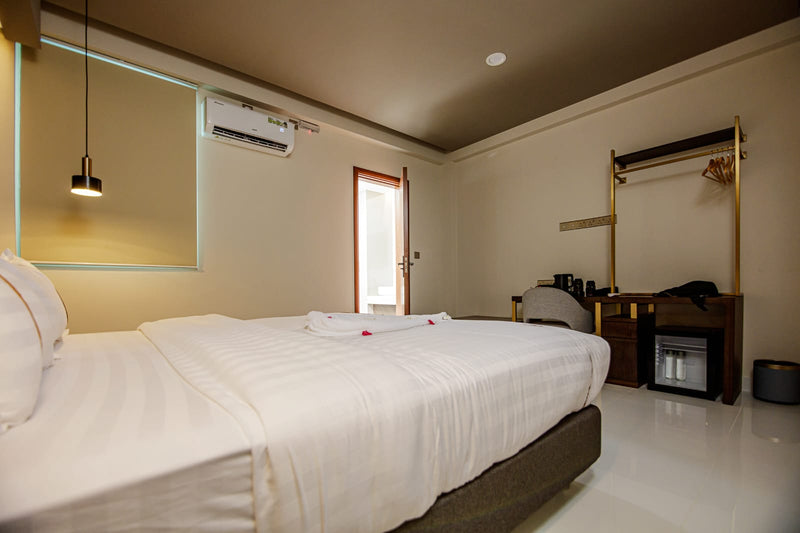 Bed and wardrobe in a room at Royal Villa