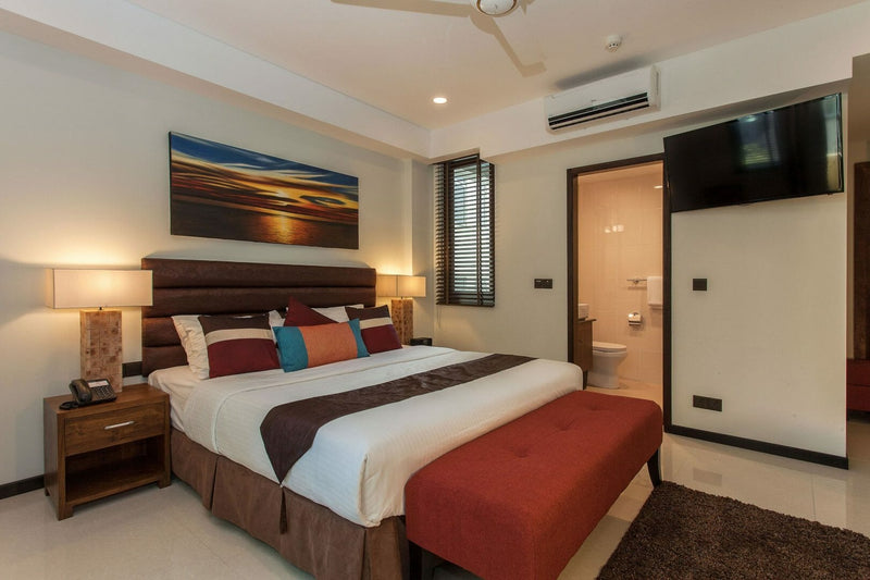 Double room at The Somerset Hotel, Malé, with a queen bed and desk