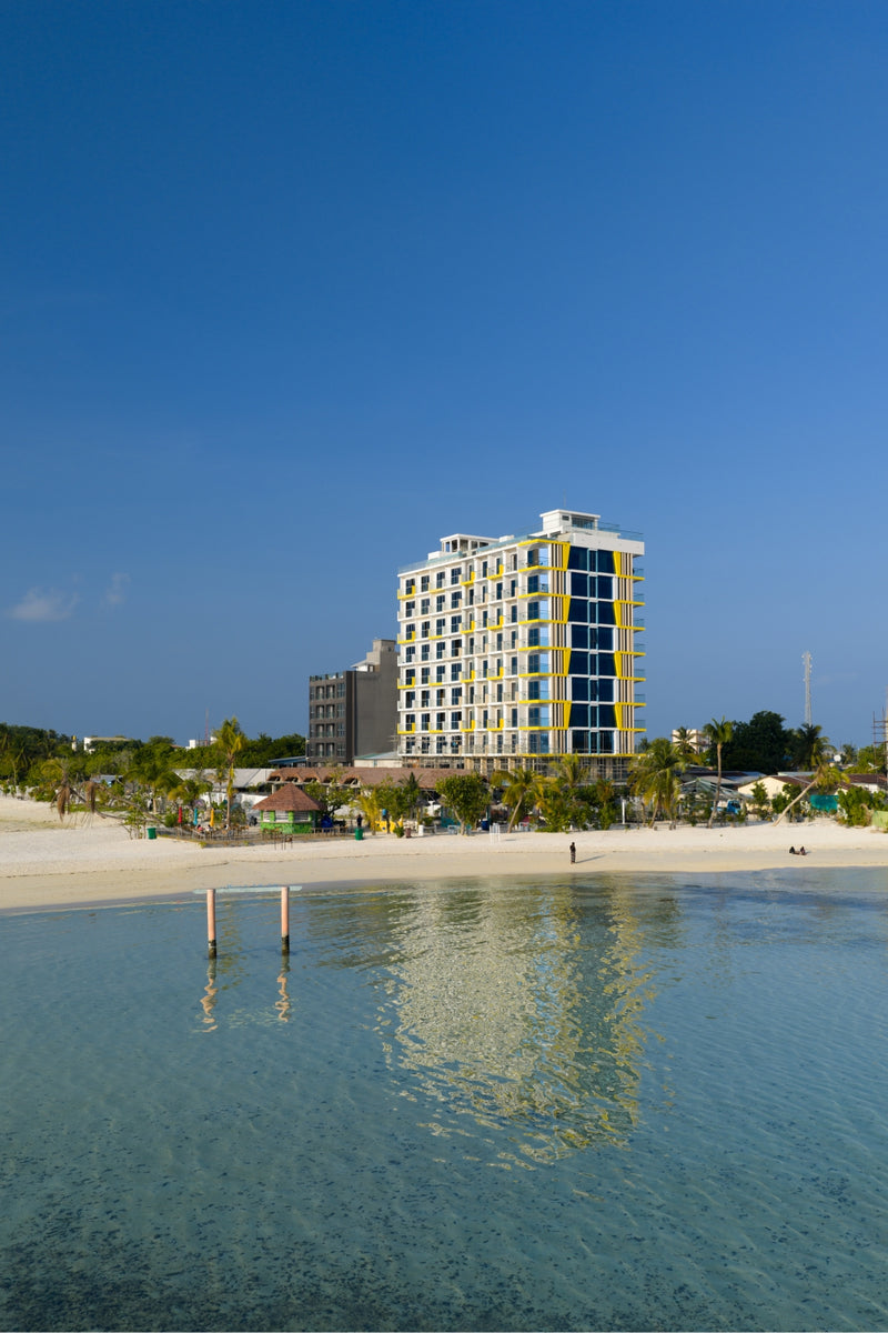 h78 Guraidhoo, South Malé Atoll: the hotel seen across the beach from the water