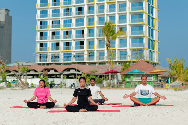 h78 Guraidhoo, South Malé Atoll: a yoga session on the beach in front of the hotel