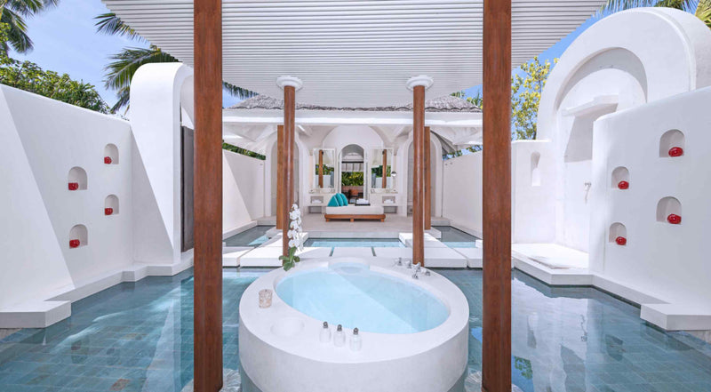 The bathtub in the open-air bathroom of a Beach Pool Villa at Anantara Kihavah Maldives Villas
