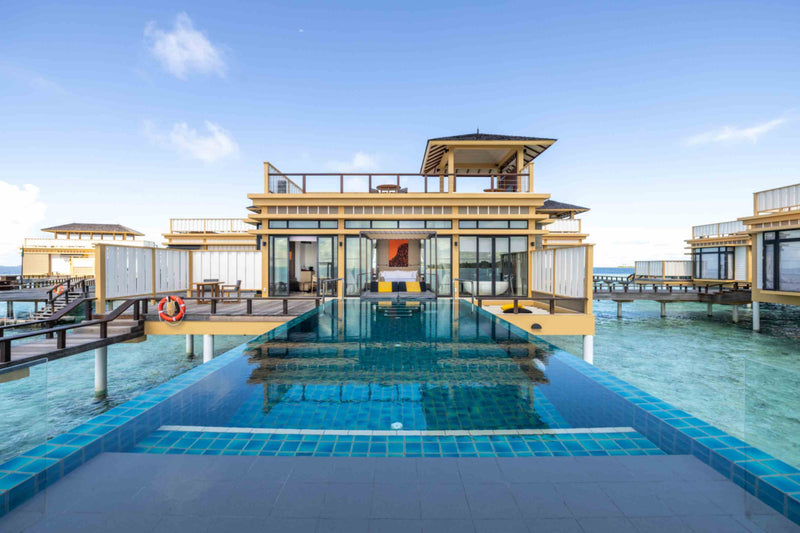 The infinity pool of a Deluxe InOcean Pool Villa at Angsana Velavaru running the length of the deck.