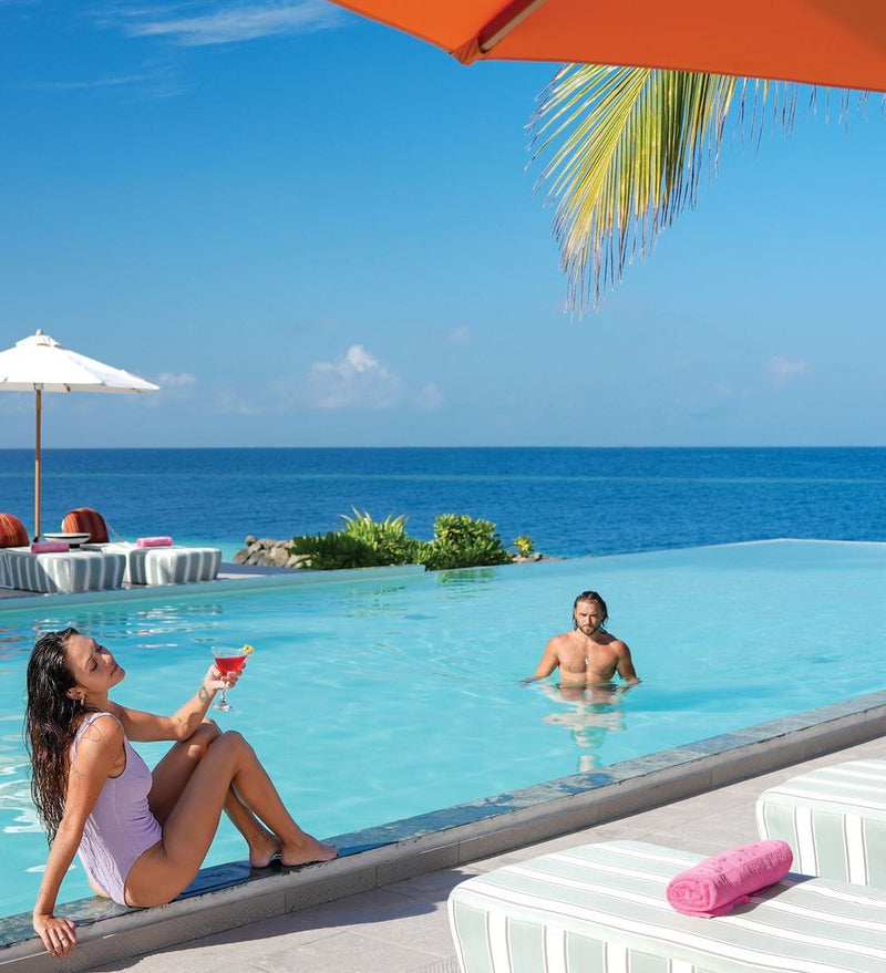 OBLU SELECT Lobigili, North Malé Atoll: guests at the edge of the infinity pool
