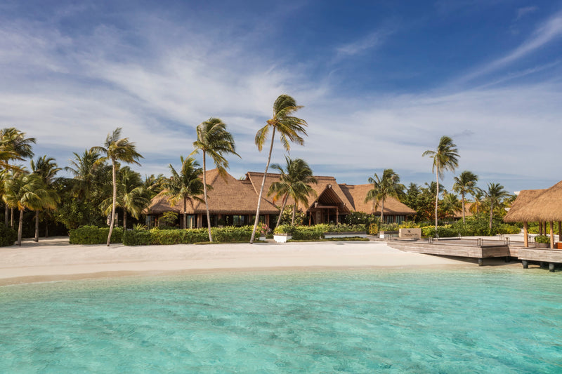 Waldorf Astoria Maldives Ithaafushi, South Malé Atoll: white sand and shallow turquoise water in front of thatched pavilions